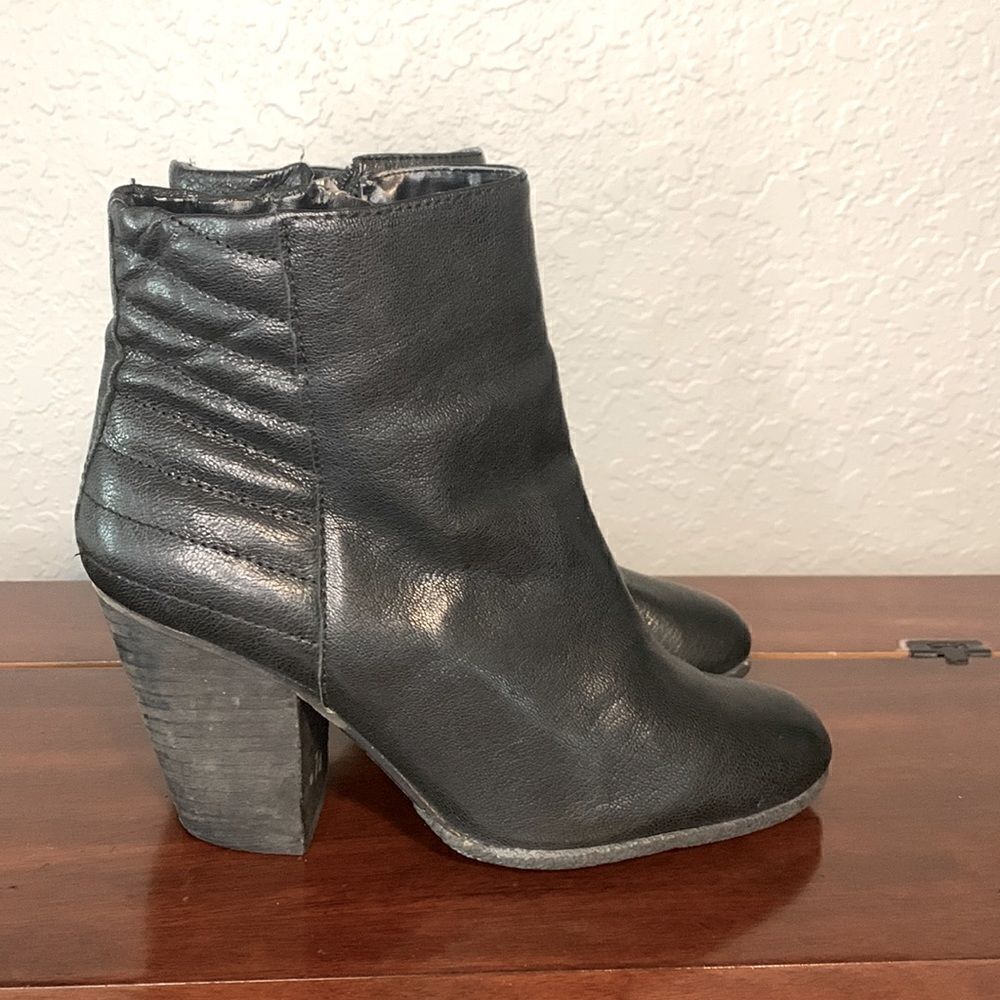 Vince Camuto black ankle booties size 8.5‎